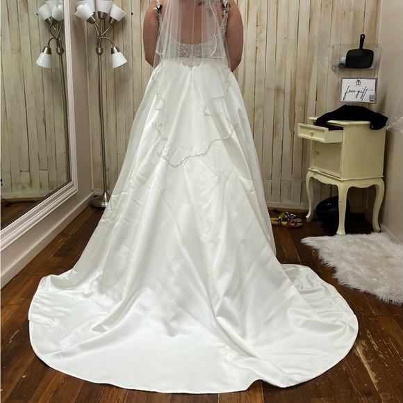 Gorgeous A-line wedding gown - Brand New! - Picture 3 of 4